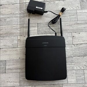 Linksys EA5800 AC1000 Dual-Band Smart Wi-Fi Router.